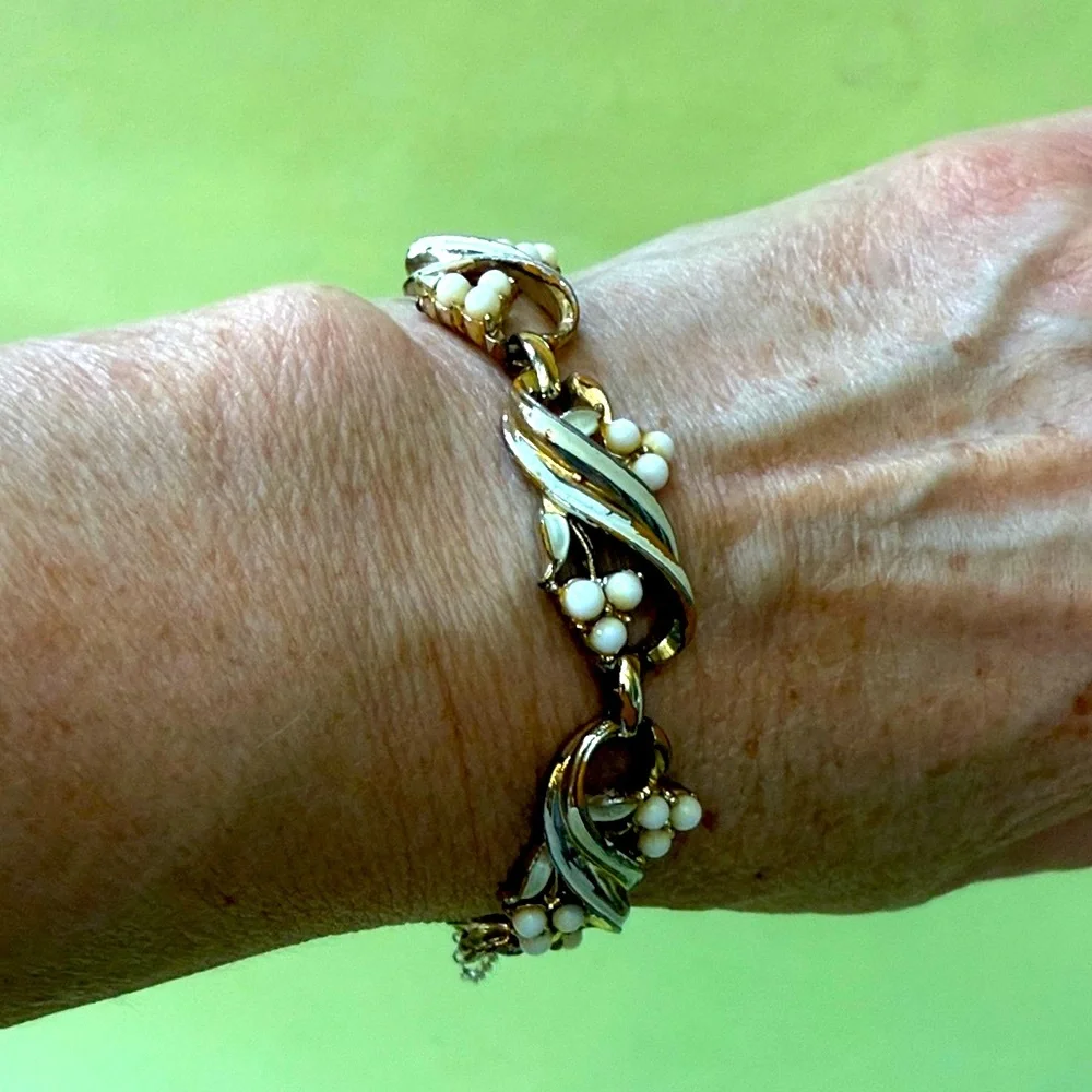 Elegant Vintage 50’s Gold and White Coro Bracelet